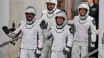 நான்கு விண்வெளி வீரர்கள் ஸ்பேஸ் எக்ஸ் வழியாக சர்வதேச விண்வெளி நிலையத்திற்கு வந்து குழுவினரை முழு வலிமைக்கு கொண்டு வந்தனர்