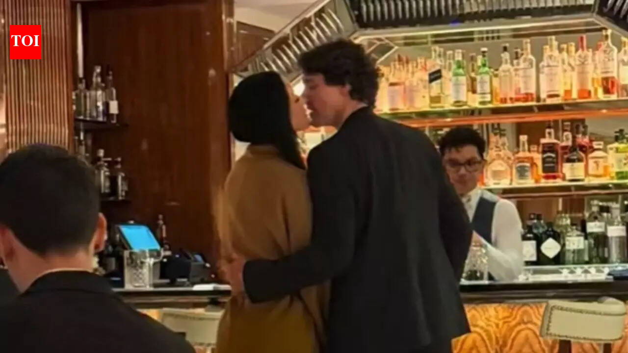 Katy-Justin KISS on first Valentine's together- WATCH