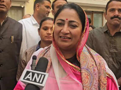  Delhi CM Rekha Gupta offers prayers at Shrinathji Temple on Mahashivratri