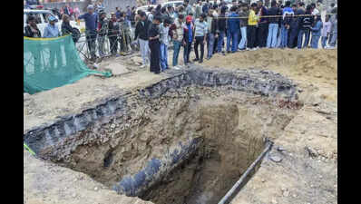 Janakpuri pit death: Friends, kin hold march