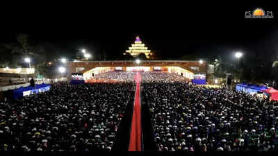 Thousands celebrate Shivaratri with Sri Sri in Bengaluru