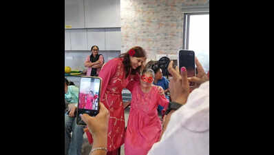 Roses & music: Volunteers bring Valentine Day cheers to seniors