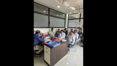MSEDCL officials meet society groups to overcome resistance against new meters