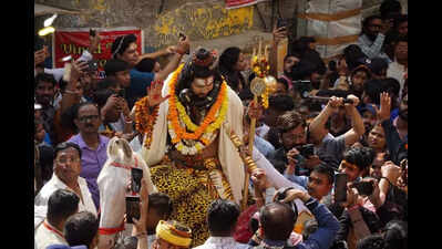 Dons devotional best, ‘Shiv baraat’ steals the show