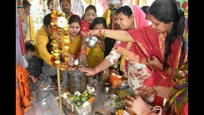 ‘Jalabhishek’ brings city’s Shiv temples alive on Mahashivratri