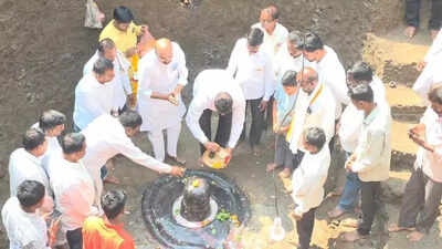 Shivling ‘unearthed’ from 100-ft below draws devotees