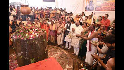 108 Couples Perform Maha Arti