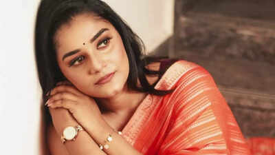 कन्ना अभिनेत्री टोनिशा कपिलेश्वरपु काथु वाकुला रेंधु कधल के कलाकारों में शामिल हो गईं