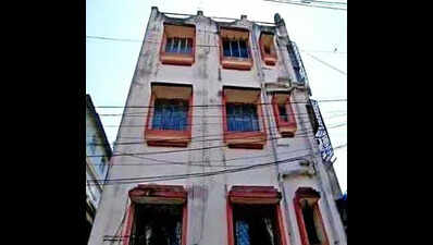 51-yr-old falls off Behala building, dies