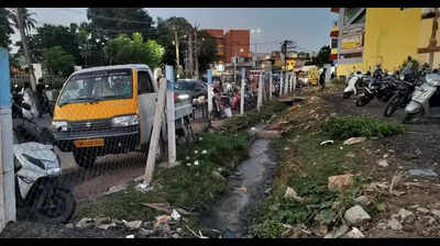 Visitors to Chitlapakkam lake face parking, sewage concerns