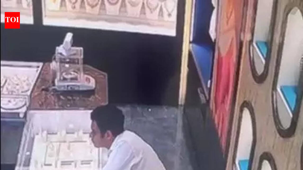 Employee steals gold biscuits worth 1.6 crore from jewellery store, held within 24 hours