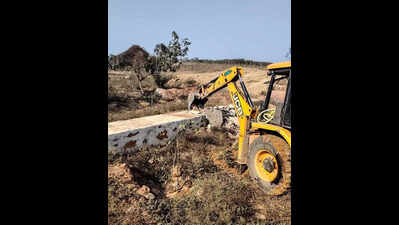 2 farmhouses on 26 acres in the Raisina hill area in Aravalis razed