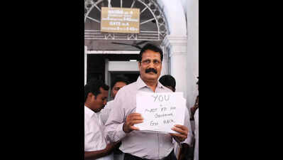 Bargaining for specific seats delays finalising talks with minor parties