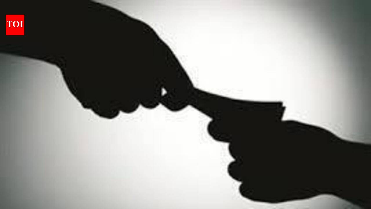 Agriculture officer, driver held for accepting bribe in Muzaffarpur