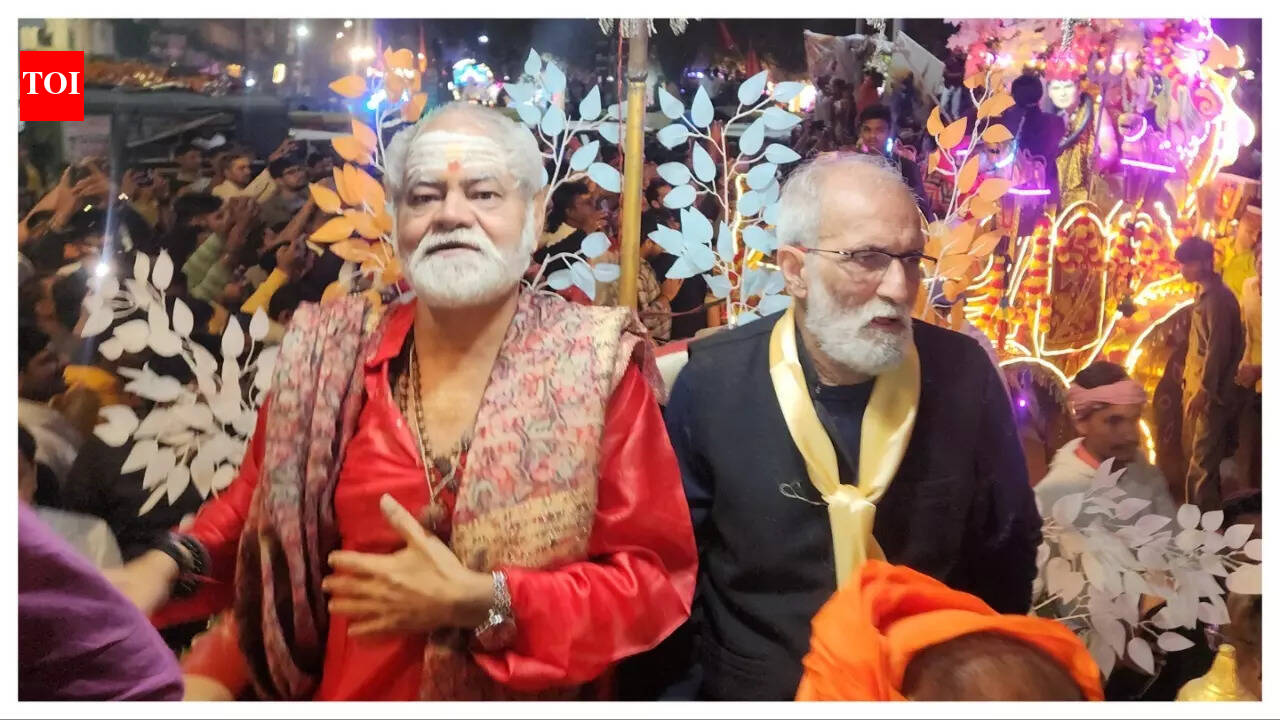 Actor Sanjay Mishra joins Shiv Barat celebrations in Varanasi