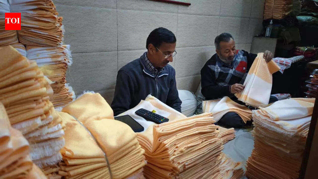 Amritsar looms meet rising siropa demand for Tamil Nadu election campaigns