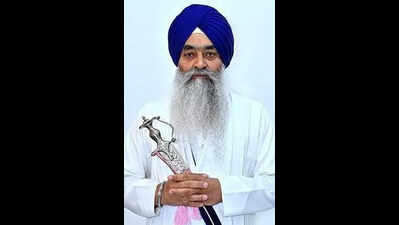 Giani Raghbir reading out from a script: Sarna