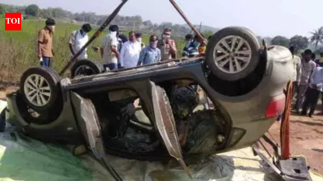 Couple dies as car plunges into canal