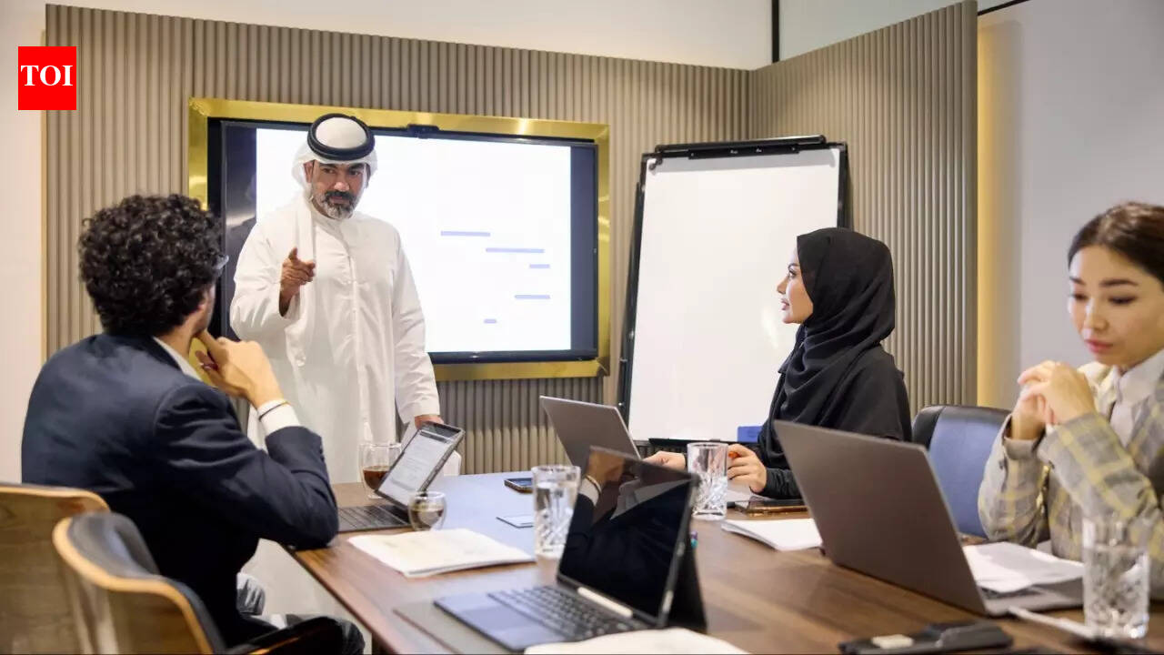 संयुक्त अरब अमीरात में रमज़ान 2026 ओवरटाइम कार्य नियमों की व्याख्या: सामान्य प्रति घंटा वेतन से 25% अधिक, शाम की पाली के लिए 50% अतिरिक्त प्राप्त करें