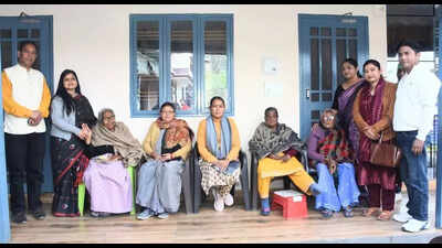 Arya visits old age homes, assures policy for elderly women
