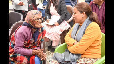 Arya visits old age homes, assures policy for elderly women