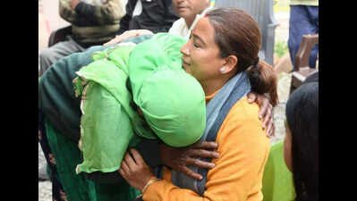 Arya visits old age homes, assures policy for elderly women