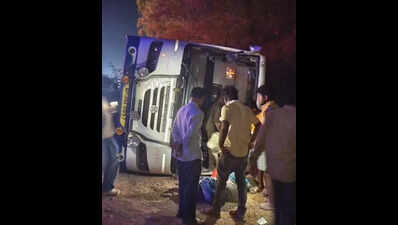 19 hurt as APSRTC bus veers off road in Jogulamba Gadwal dist