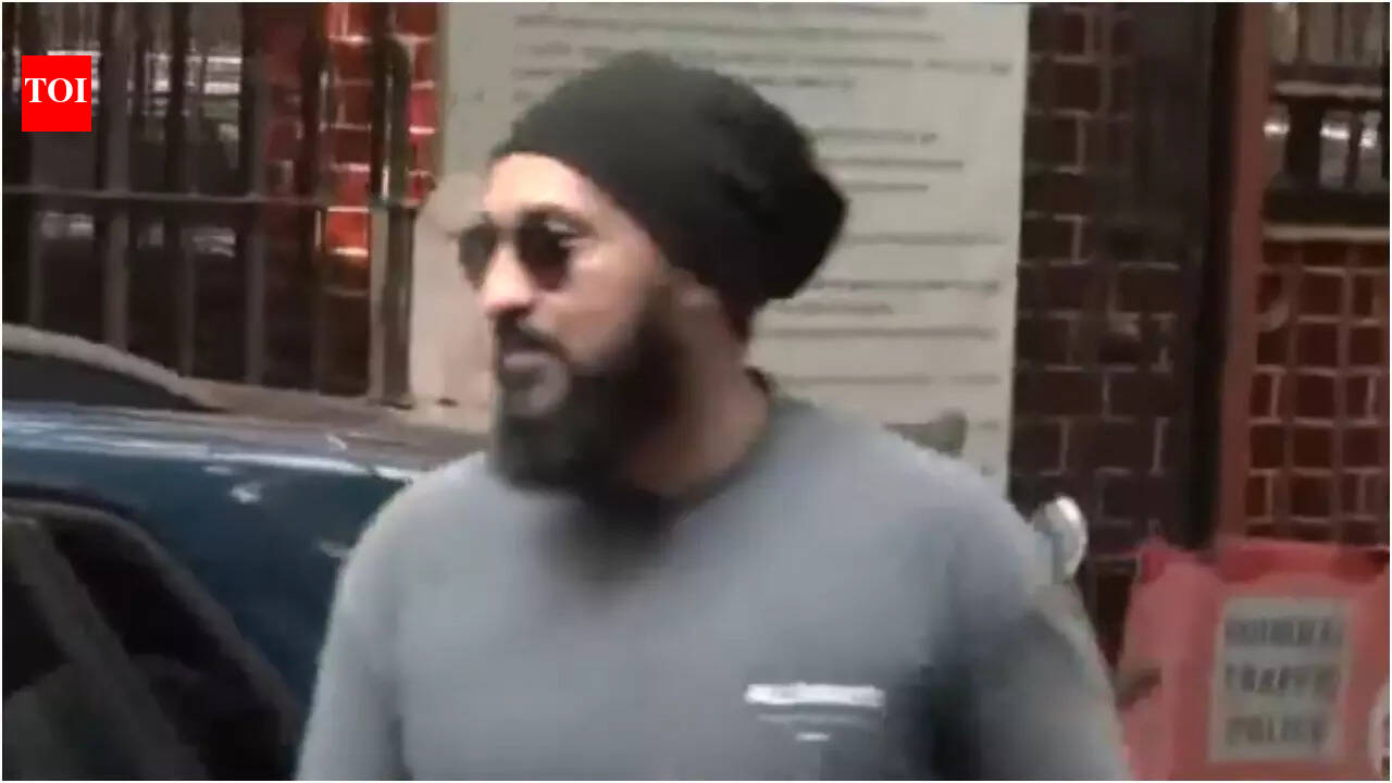 मनी लॉन्ड्रिंग मामले में समन मिलने के बाद राज कुंद्रा अदालत में पेश हुए, मुस्कुराते हुए पपराज़ी का स्वागत किया | हिंदी मूवी समाचार