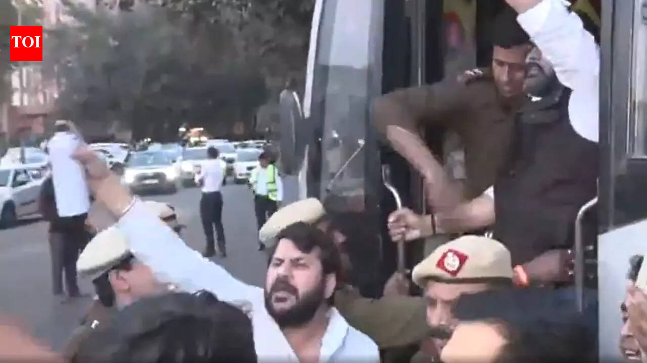 ‘गद्दार राहुल’: बीजेपी ने एआई कार्यक्रम में कांग्रेस के शर्ट-ऑफ व्यवधान का विरोध किया | भारत समाचार