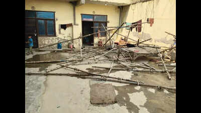 Worker dies in Sarfabad as bolt gives way, scaffolding comes crashing down