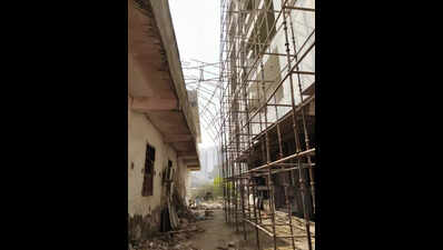 Worker dies in Sarfabad as bolt gives way, scaffolding comes crashing down