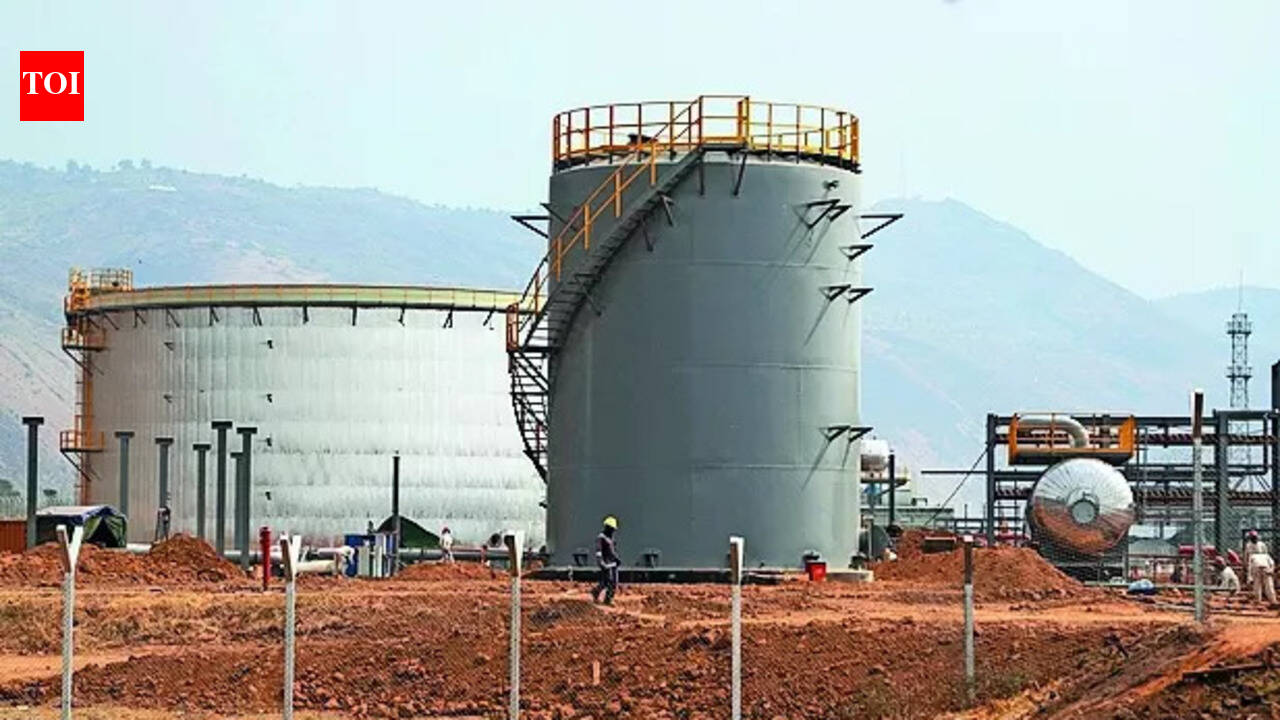 Saudi crude imports narrow gap with Russia, set to become biggest supplier