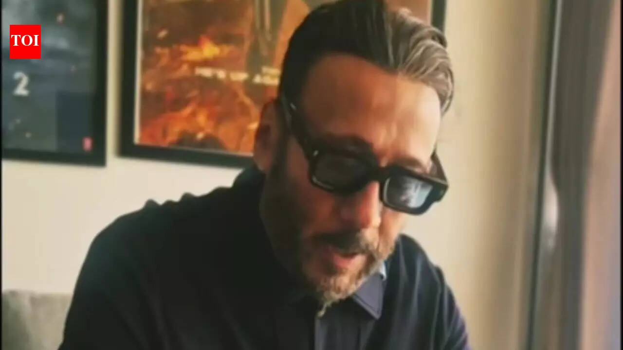 Jackie Shroff pays homage to Nutan with 'Woh Chand Khila Woh Taare' on death anniversary