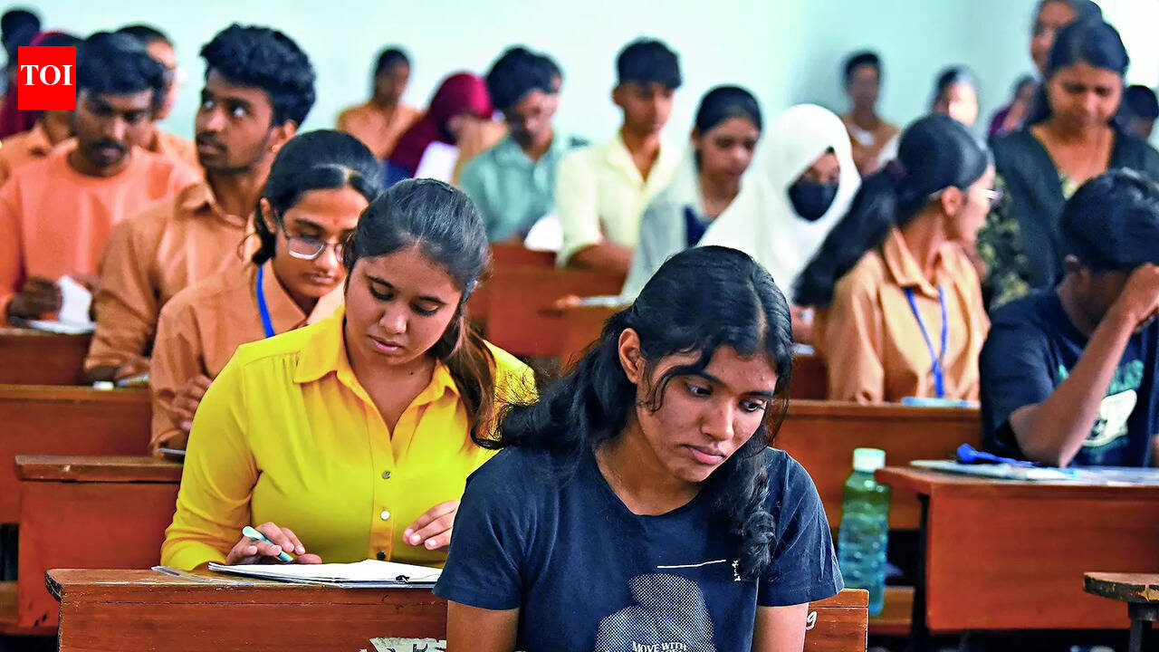 WBSSC ने ग्रुप सी, डी परीक्षाओं के लिए चप्पलें अनिवार्य कीं: केंद्रों पर ढके हुए जूतों की अनुमति नहीं, विवरण यहां