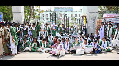 छात्रों ने एसबी महिला कॉलेज को विश्वविद्यालय का दर्जा देने की मांग की