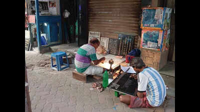 Plaque engravers in demand ahead of polls