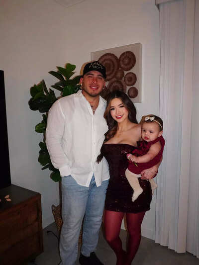 न्यूयॉर्क मेट्स कैचर फ्रांसिस्को अल्वारेज़ की टीम के साथी नाहोमी रोजास बेसबॉल स्पॉटलाइट से दूर एक मनमोहक पारिवारिक पल साझा कर रहे हैं।