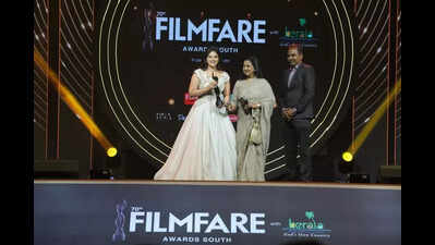 Pushpa ‘wildfire’ at Filmfare