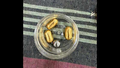 Flyer swallows capsules with gold