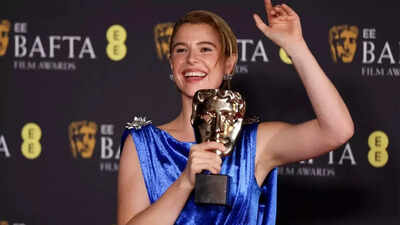  Jessie Buckley wins Best Actress for 'Hamnet'