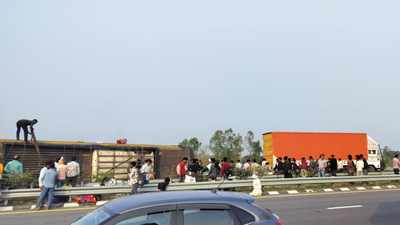 7 killed, 21 injured as sleeper bus overturns on Purvanchal Expressway in Lucknow