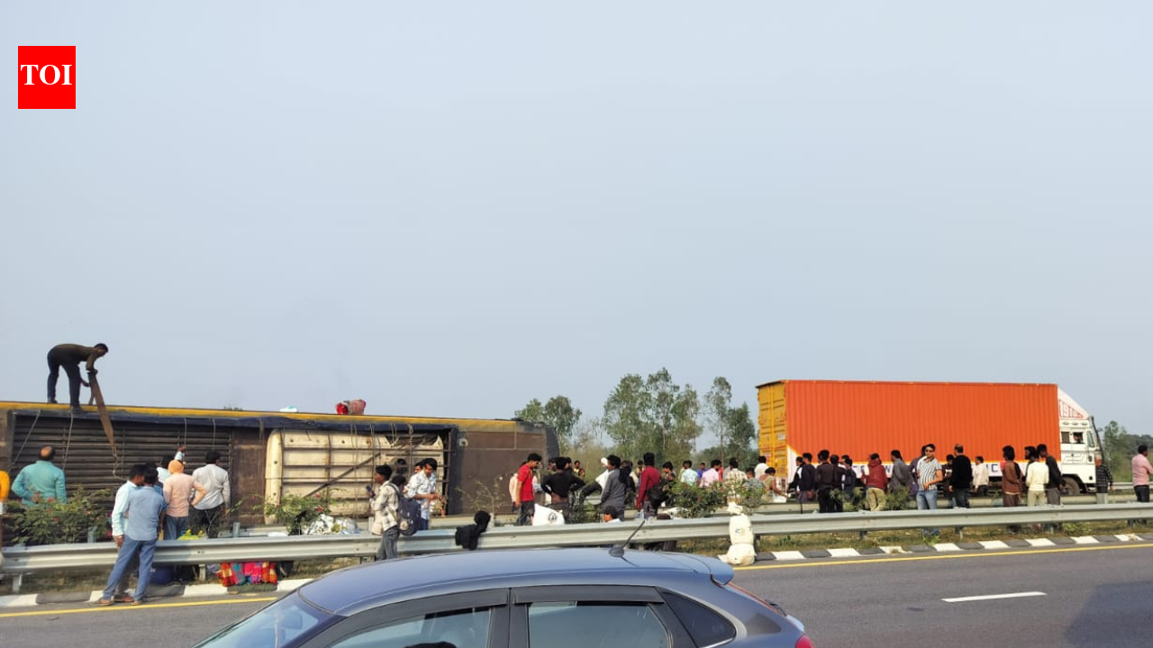 7 killed, 21 injured as sleeper bus overturns on Lucknow expressway