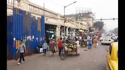 A fortnight on, evicted hawkers take back pedestrian channel on road near Grand