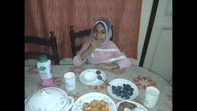 Little kids keep date with Ramzan tradition