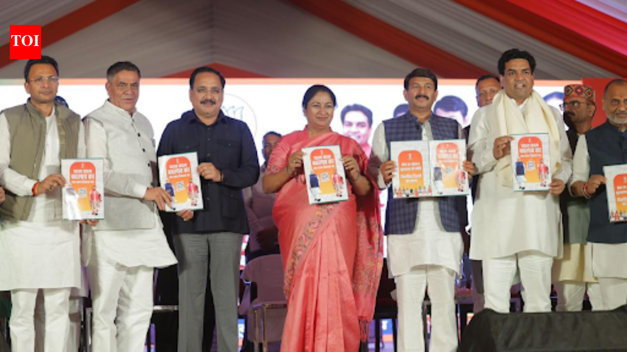 Delhi govt working to resolve all pending problems: CM Gupta