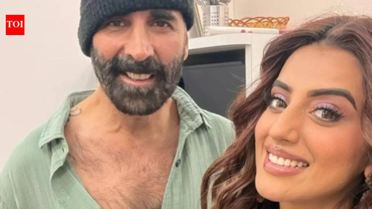 Akshara Singh shares a selfie with Akshay Kumar, says 'surprise loading'