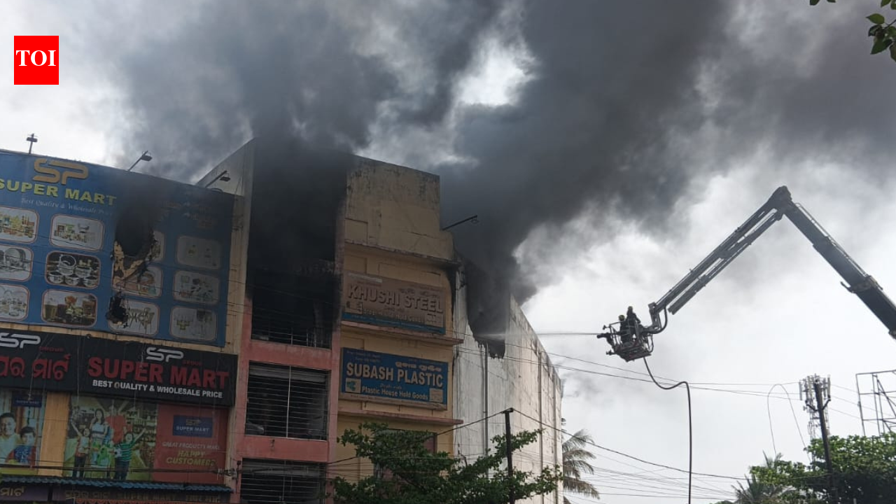 Massive fire breaks out at Bhubaneswar’s four-storey market, rages over 12 hours