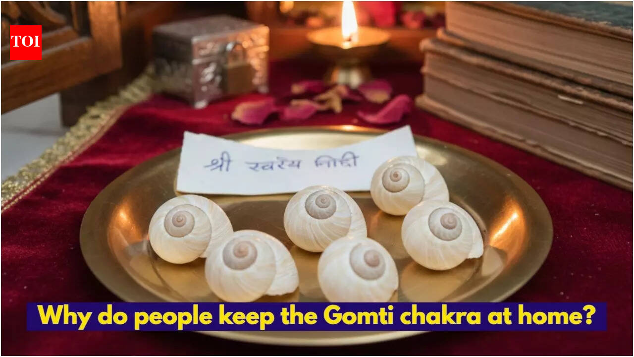 Why do people keep the Gomti chakra at home?