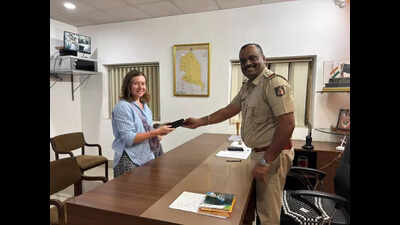 Mysuru cops help foreign tourist get back lost phone