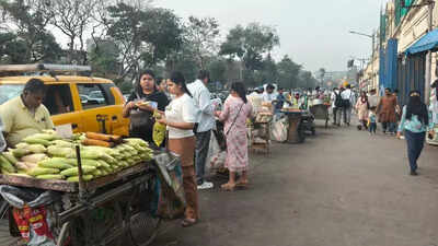 ‘Turf war’ pushes hawkers to middle of JL Nehru Rd